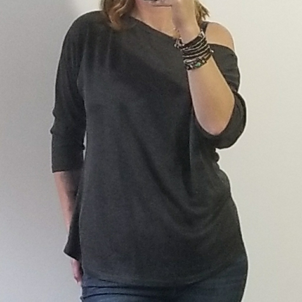 Loose Off Shoulder Loose Shirt - Picture 6 of 7